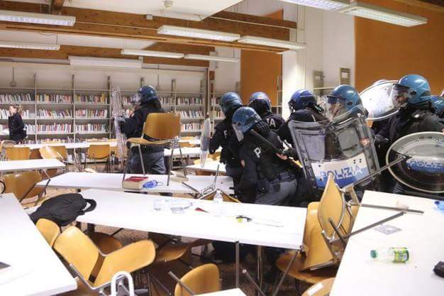 Polizia dentro la biblioteca di Via Zambini 36, Università di Bologna